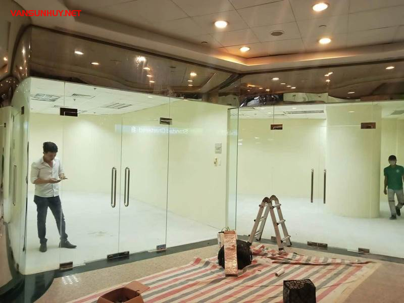 Khám Phá Cửa Kính Trong Phong Thủy: Bí Quyết Mang Tài Lộc và Thịnh Vượng Cho Ngôi Nhà